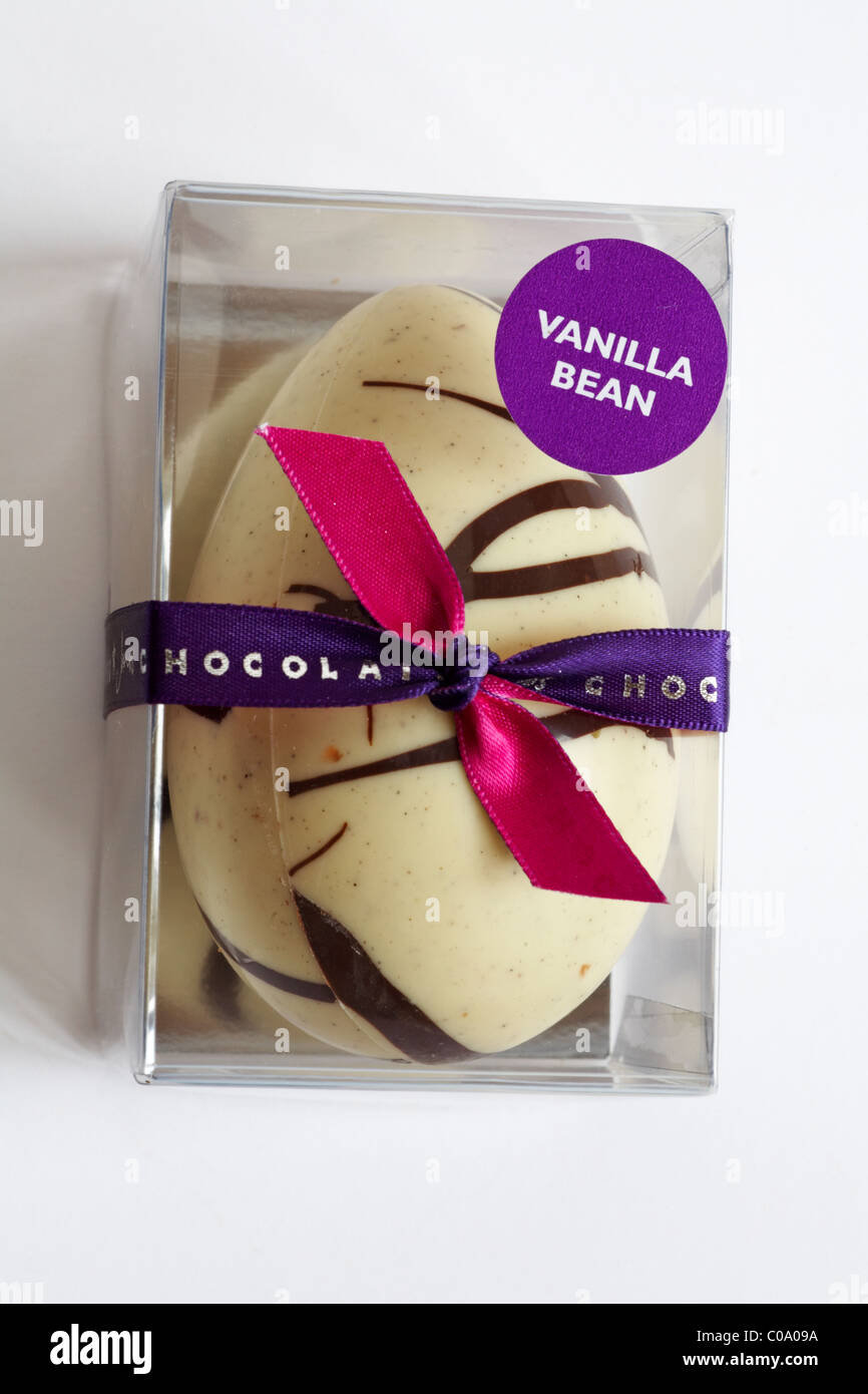 Baccelli di vaniglia e cioccolato bianco uovo di Pasqua su sfondo bianco Foto Stock