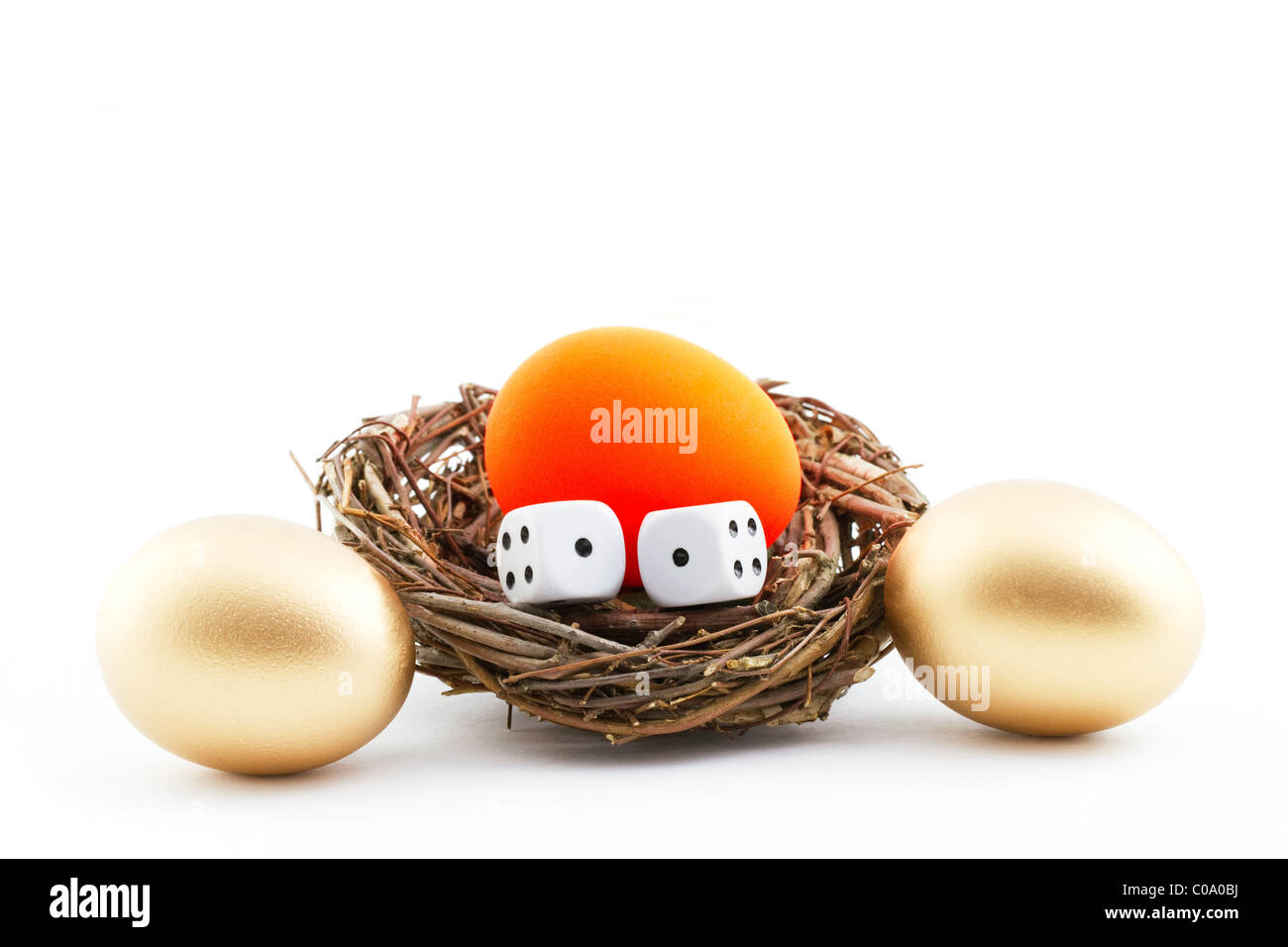 Gioco d'azzardo economico e rischio ritratta attraverso dadi e uovo rosso ramoscello nel nido con due uova d'oro al di fuori del nido. Foto Stock