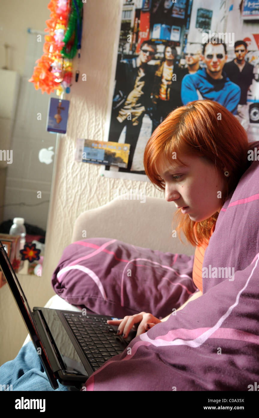 Giovani donne computer portatile in camera da letto. Foto Stock