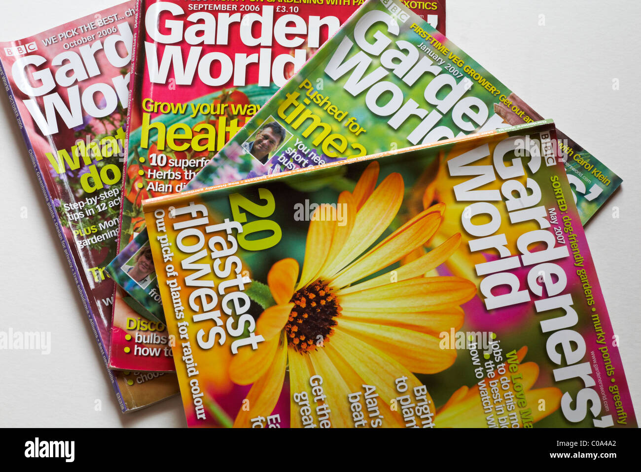 Selezione di riviste Gardeners World da 2006-2007 su sfondo bianco Foto Stock