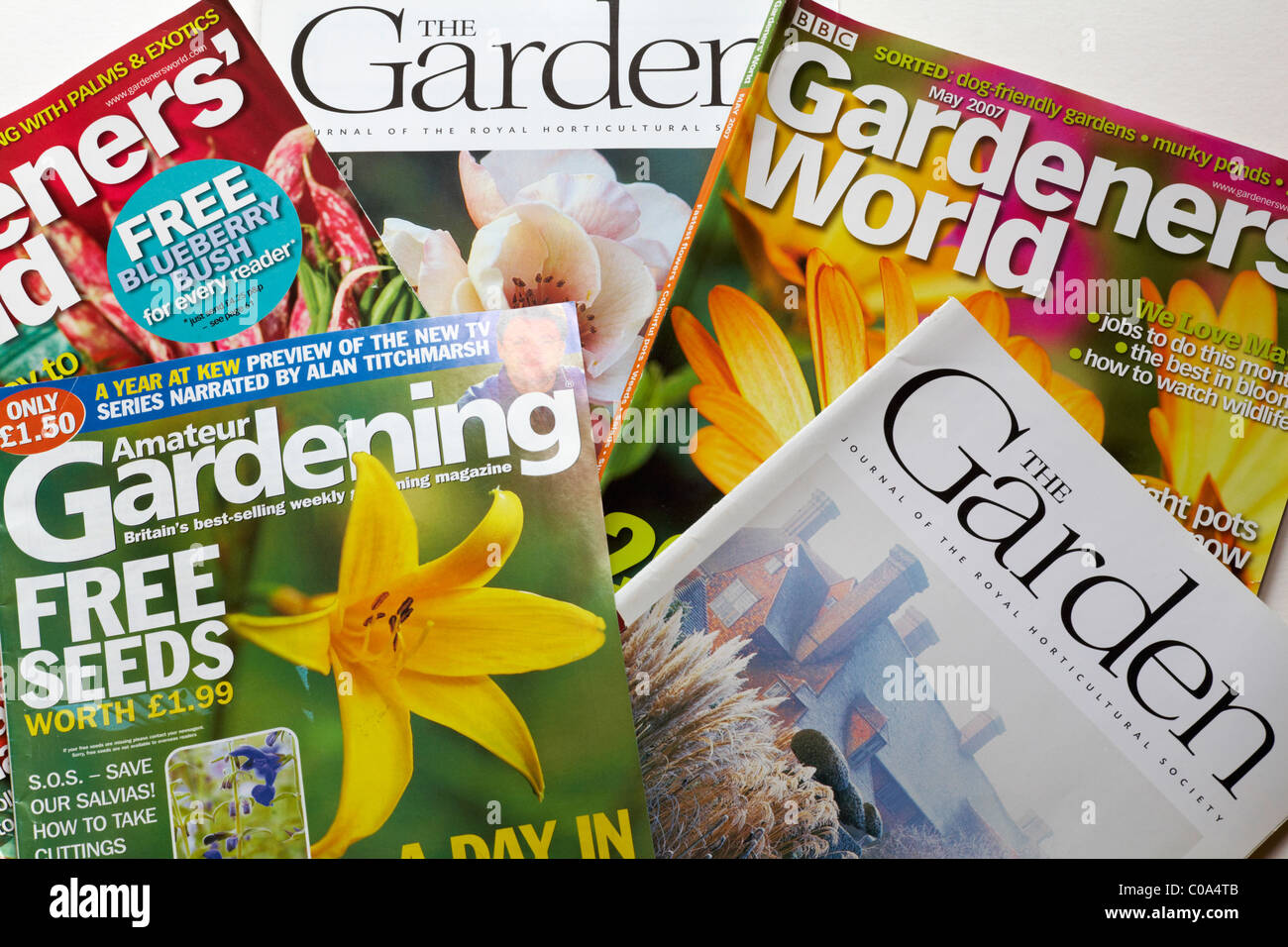 Selezione di riviste di giardinaggio su sfondo bianco Foto Stock