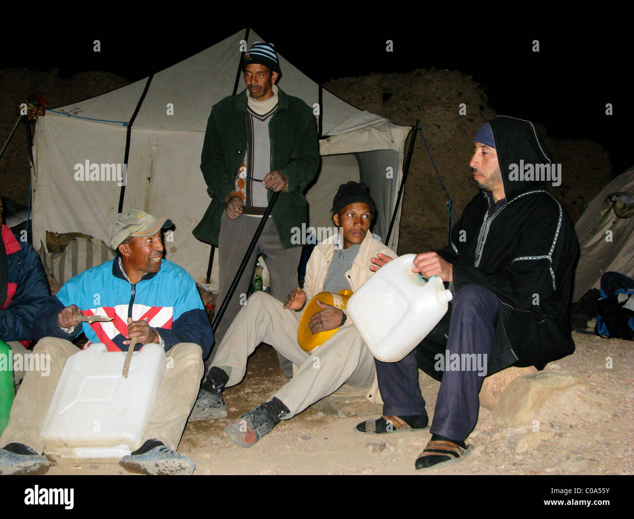 Musica e danza con il mulateers mentre su trek, camping in Jebel Sahro regione del Marocco Foto Stock