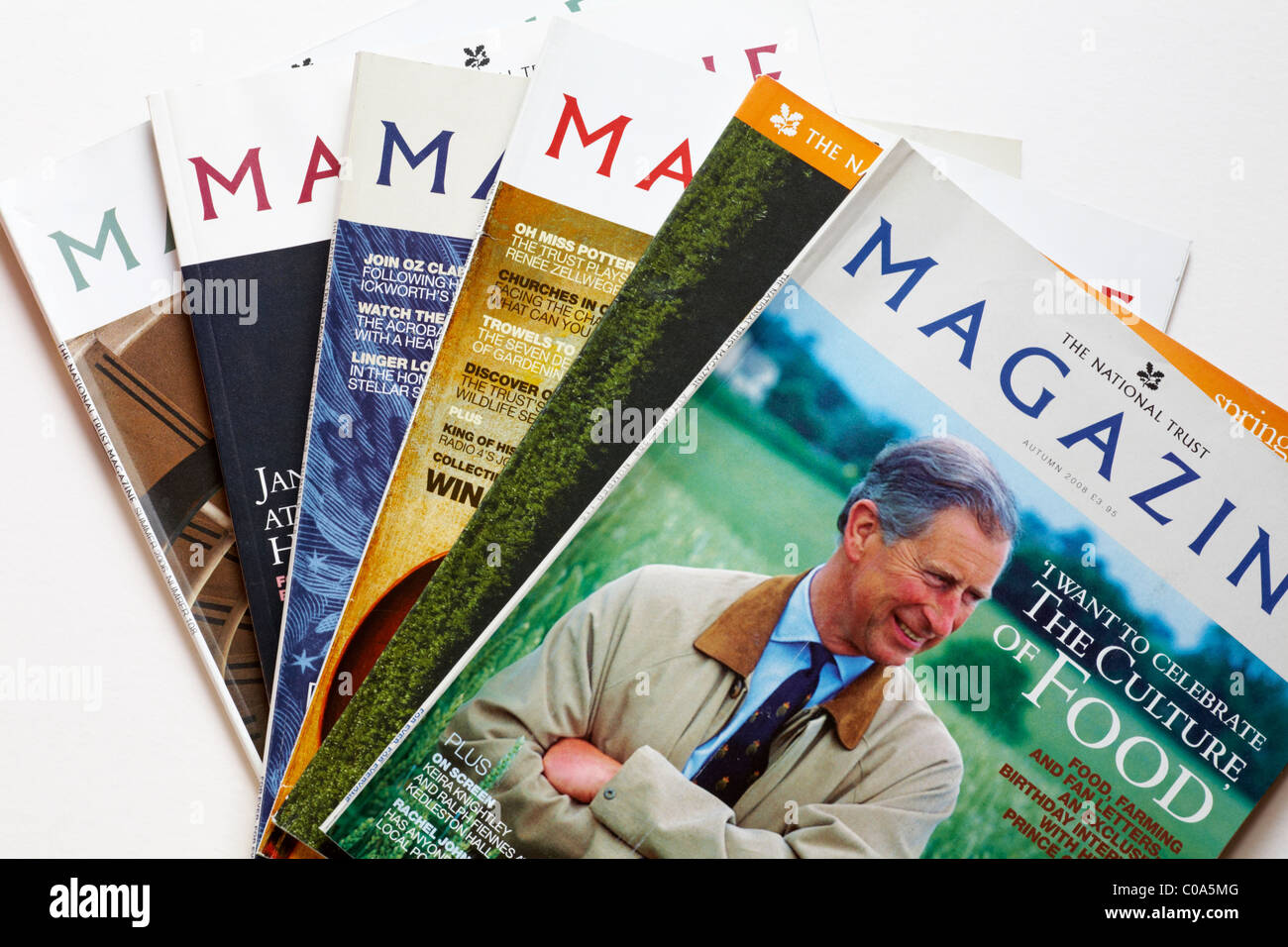 Selezione del National Trust riviste, uno dotato di un articolo su il Principe Carlo, impostare su sfondo bianco Foto Stock