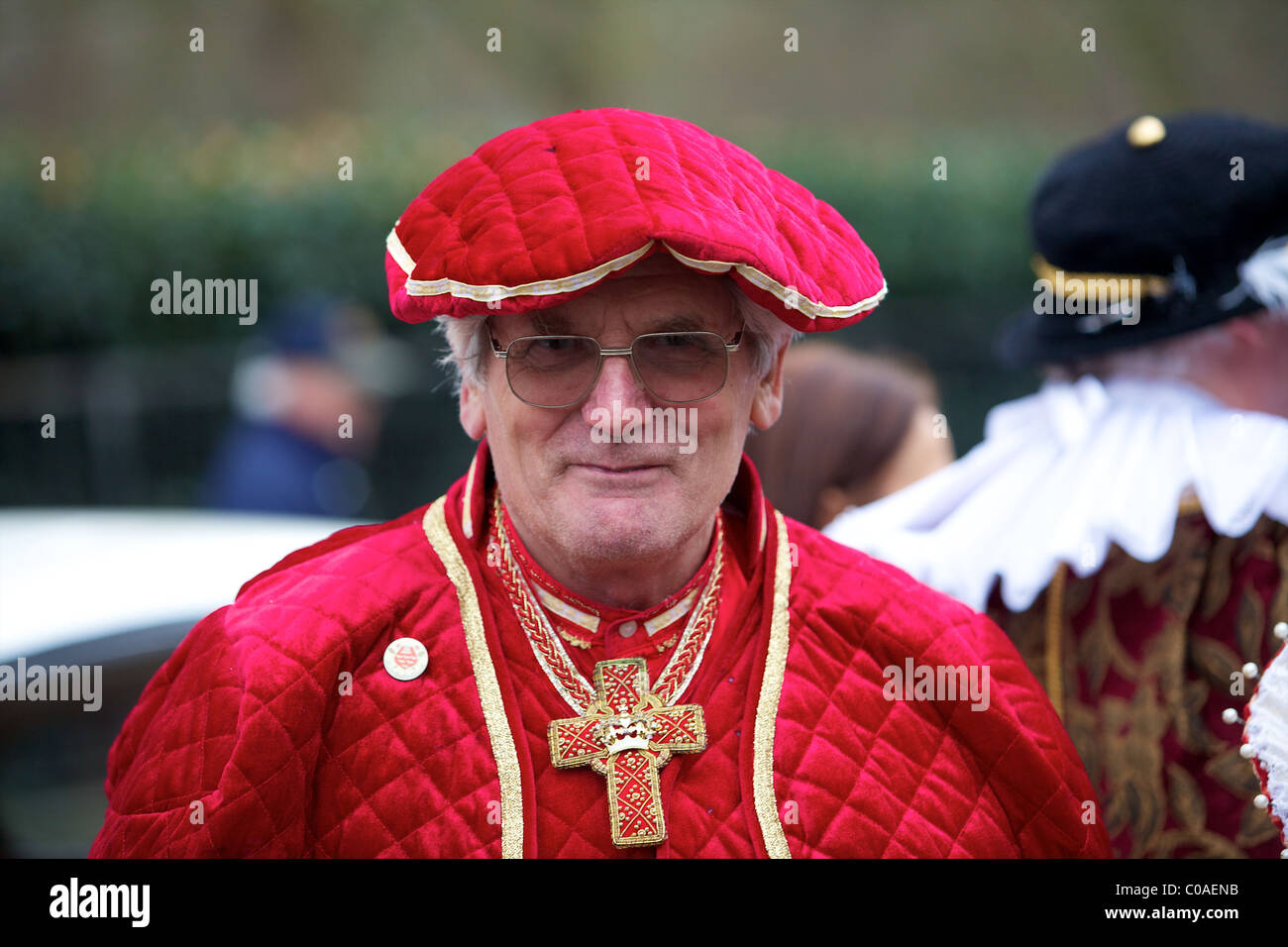 Uomo vestito come il Cardinale Wolsey durante la sfilata di