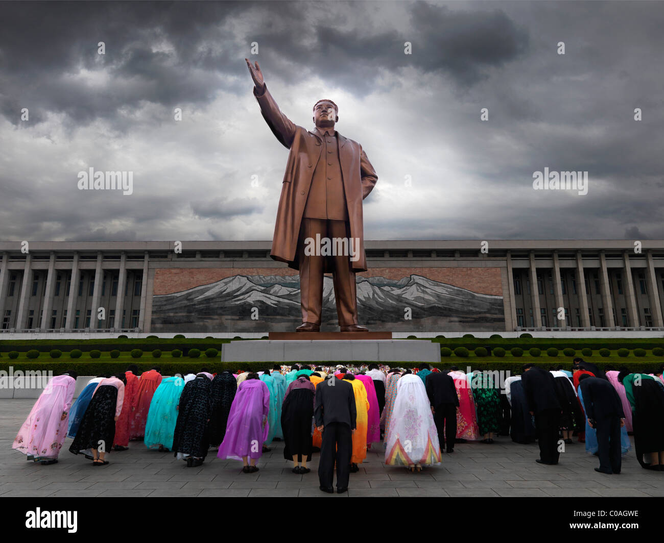 Corea del Nord di persone davanti a Kim Il Sung statua a Pyongyang Corea del Nord Foto Stock