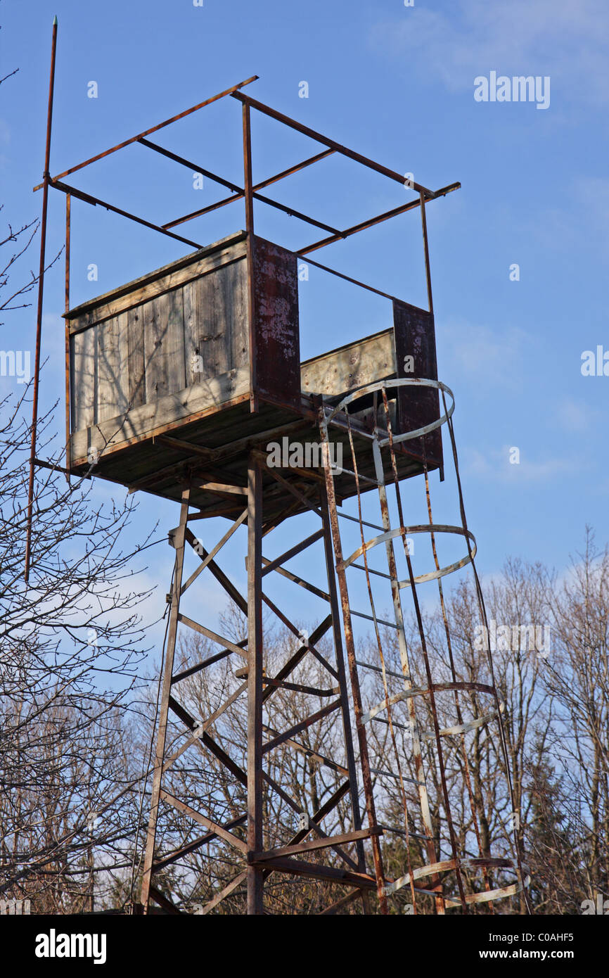 Old Deer stand, utilizzato anche come torre di vedetta Foto Stock