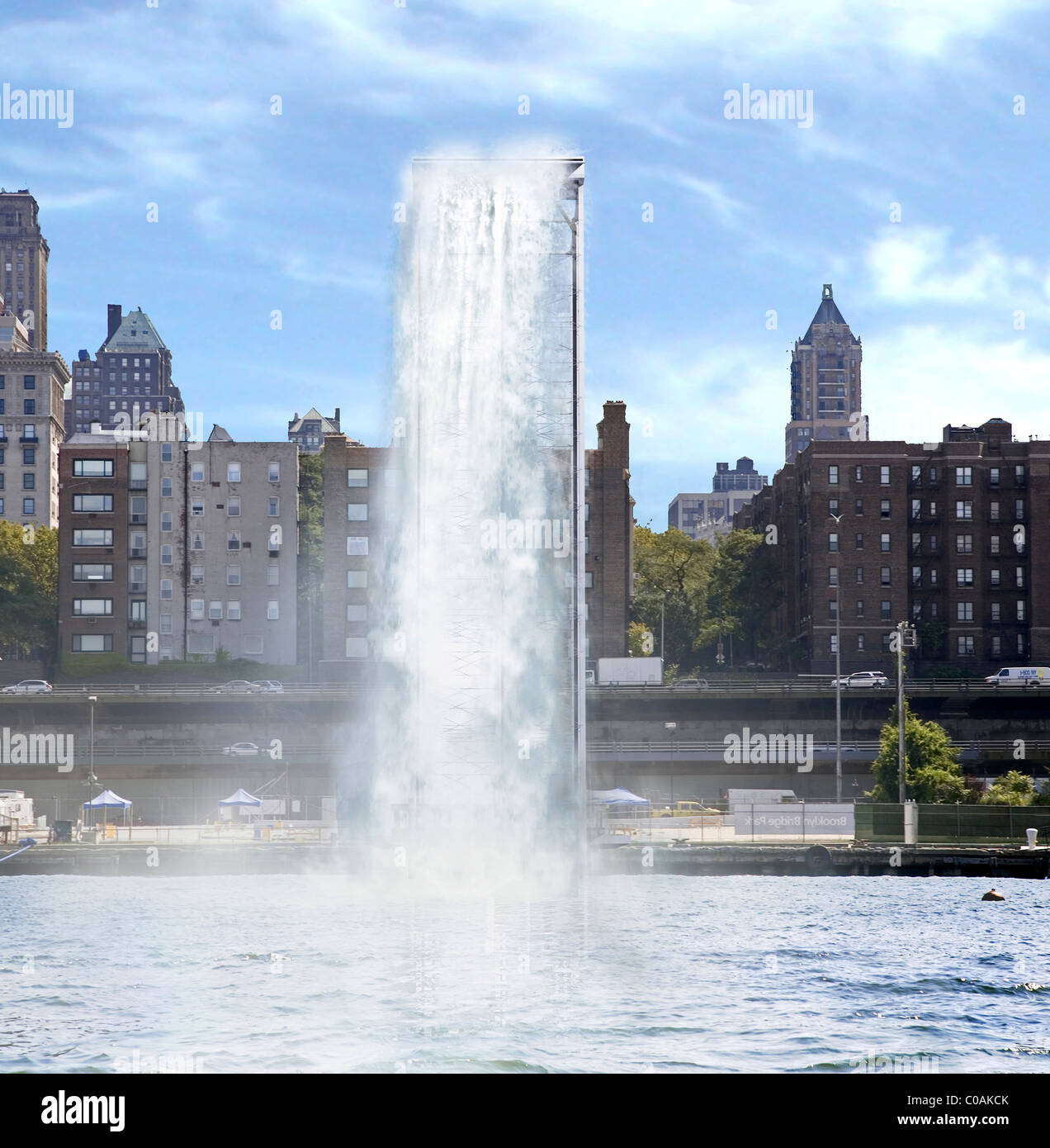 Le cascate di New York New York sarà trasformata in una scena più normalmente associati con le foreste disabitate e montagna Foto Stock