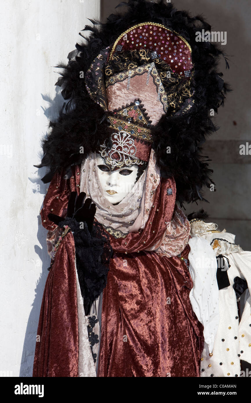 Persona in costume di carnevale di Venezia Foto Stock