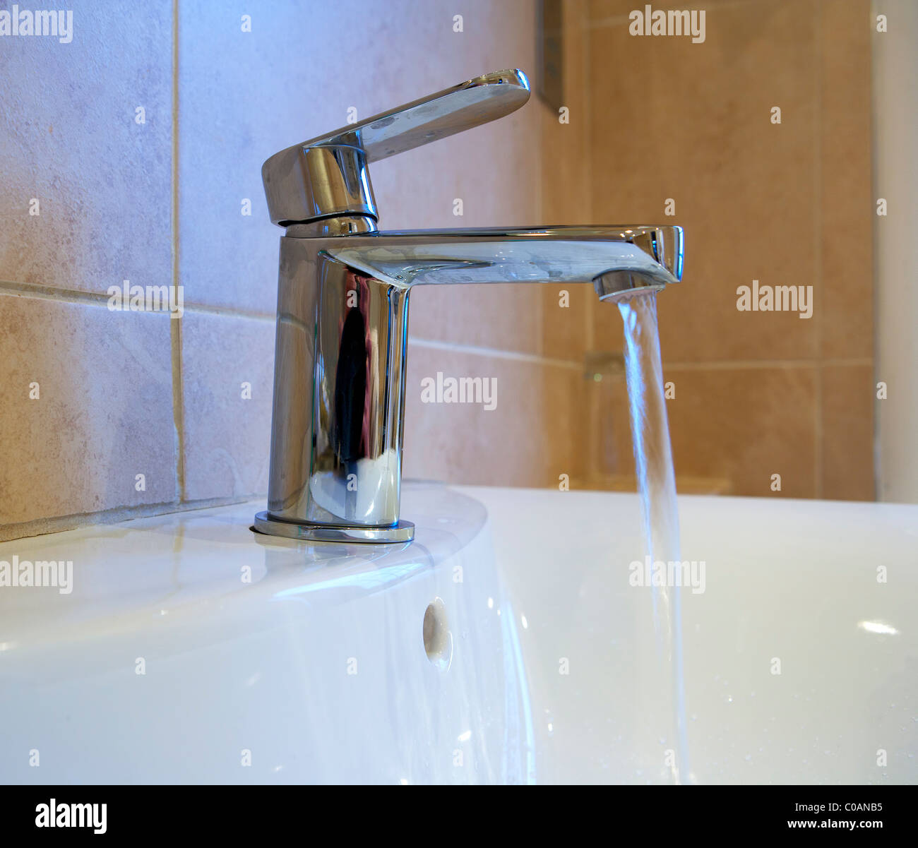 Rubinetto miscelatore con acqua corrente Foto Stock