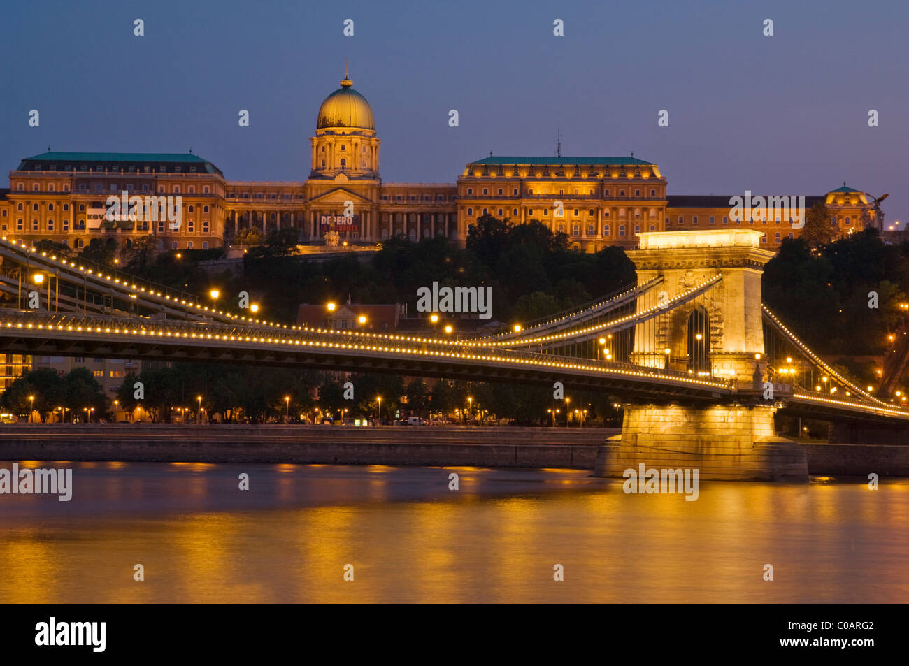 Il Ponte delle catene di Szechenyi lanchid con la Galleria Nazionale Ungherese dietro accesa al tramonto Budapest Ungheria Unione europea Foto Stock