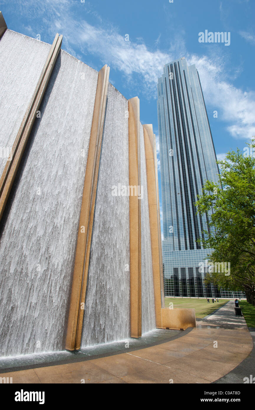 La Houston muro d'acqua o Waterwall con la Williams Torre (ex Transco  Tower) , con sede a Houston, Texas, Stati Uniti d'America Foto stock - Alamy
