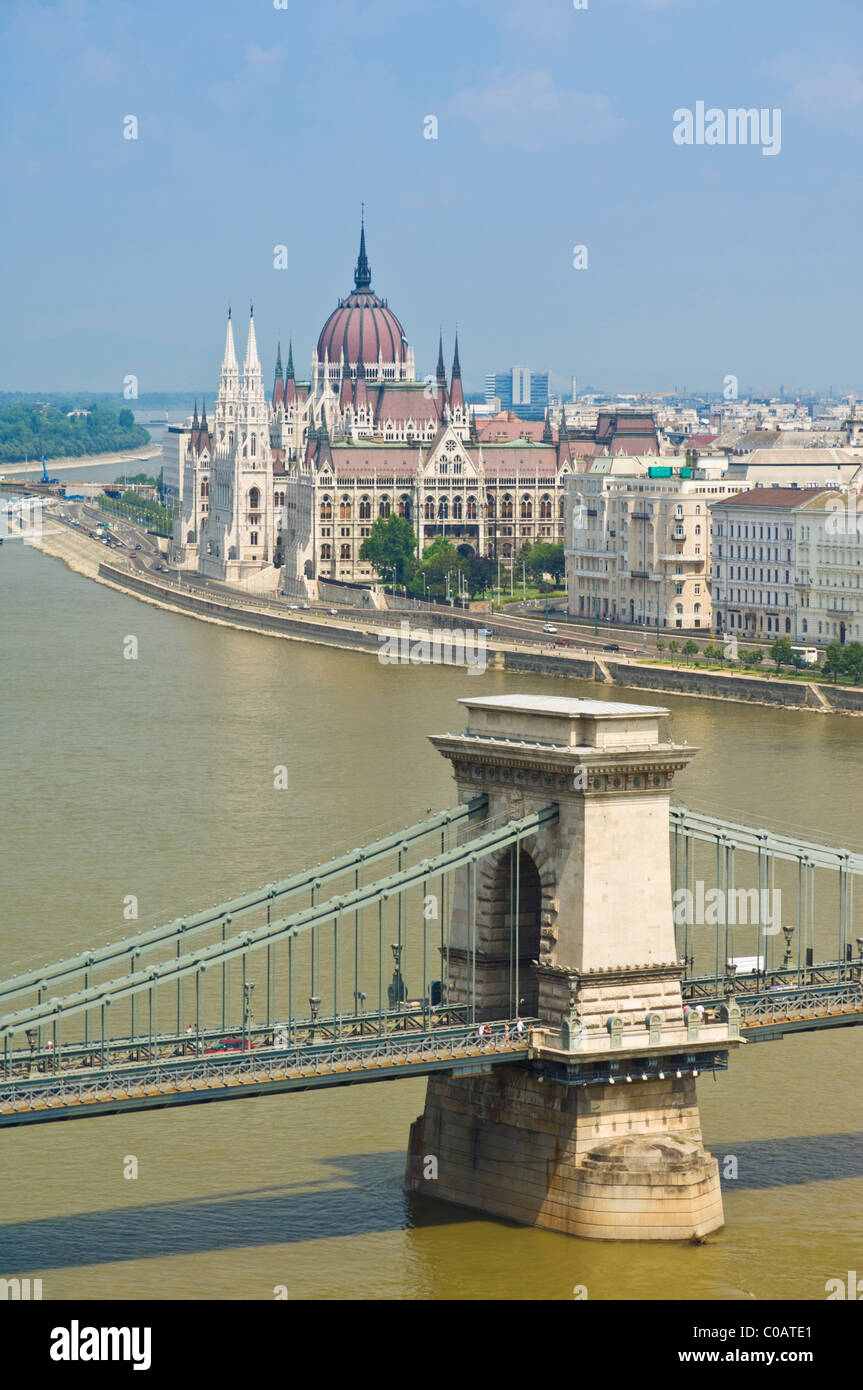 Parlamento ungherese edificio con il ponte delle Catene Szechenyi lanchid sul fiume Danubio Budapest, Ungheria Unione europea Foto Stock