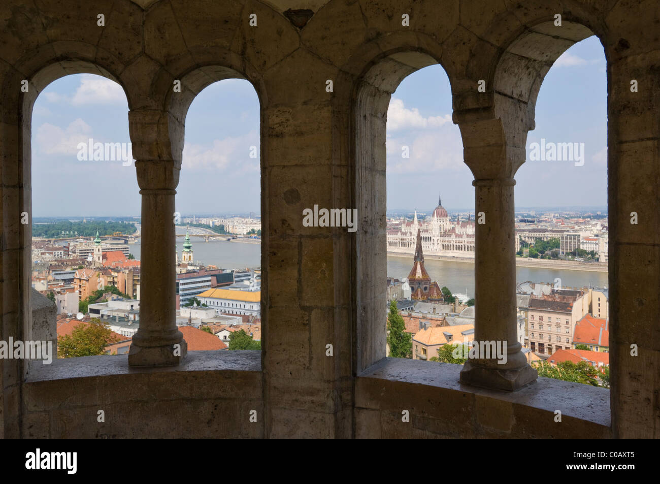 Gli archi del Bastione dei Pescatori con il Parlamento ungherese edificio e fiume Danubio Budapest, Ungheria, Europa UE Foto Stock