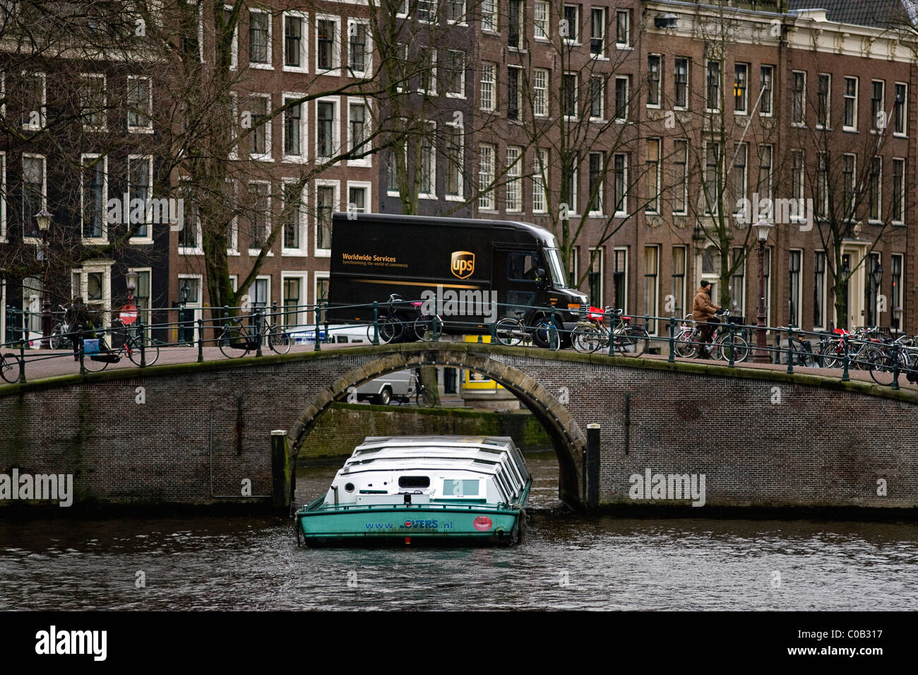 Ups carrello parcheggiato sul ponte, Amsterdam, Olanda Foto Stock