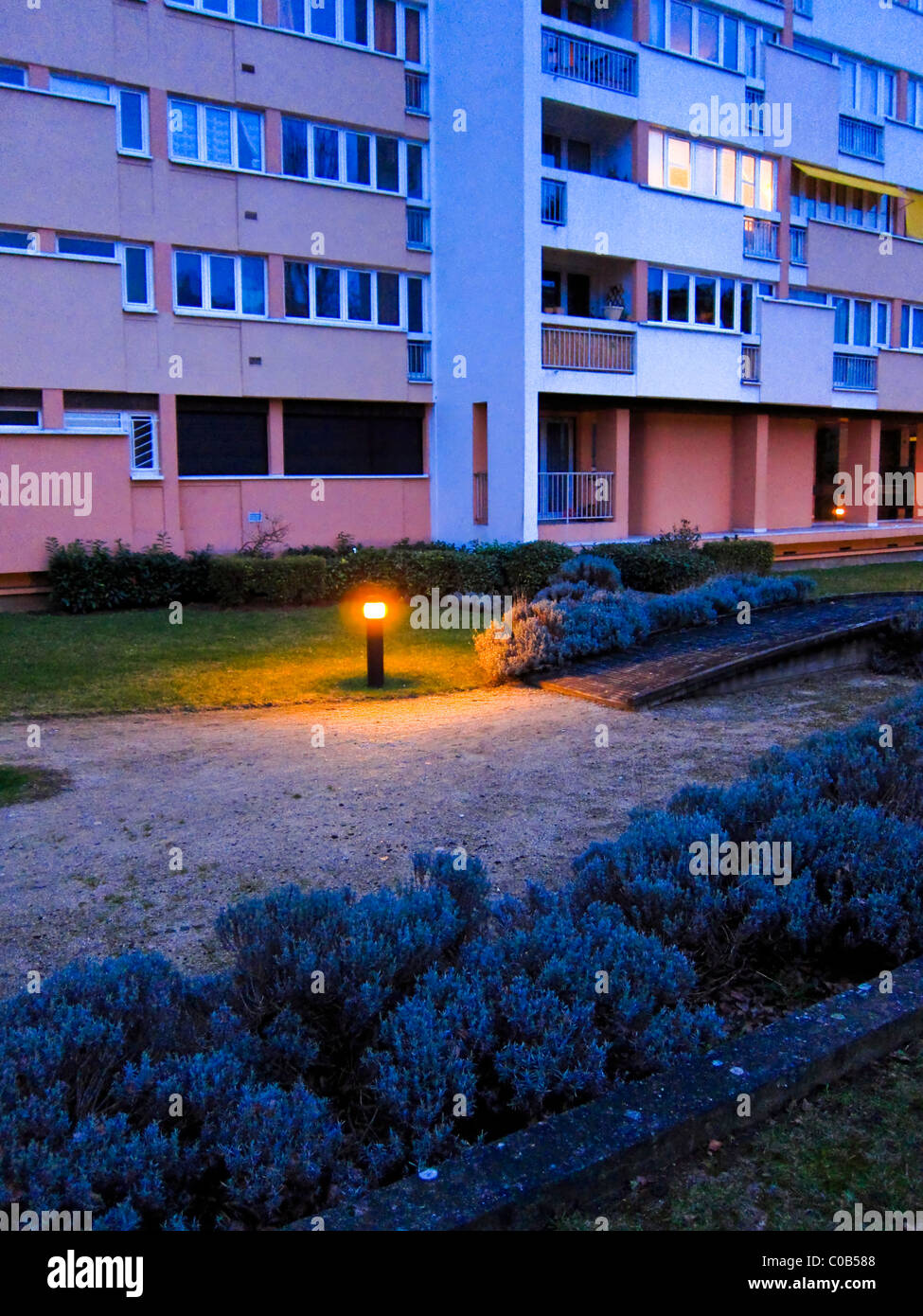 Parigi, Francia, French Modern Public Apartment Complex, HLM, Council Estate, Garden at Dusk, Paris 1960s, FACCIATA DELL'EDILIZIA POPOLARE VIVENTE Foto Stock