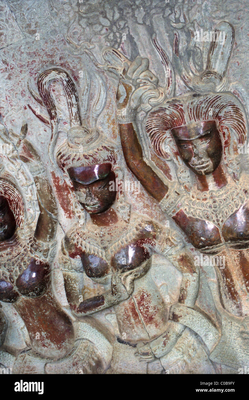 Da vicino il tempio di muro di pietra dettaglio, bassorilievo scultura di 3 Danza Apsara, Angkor Wat, Cambogia Foto Stock