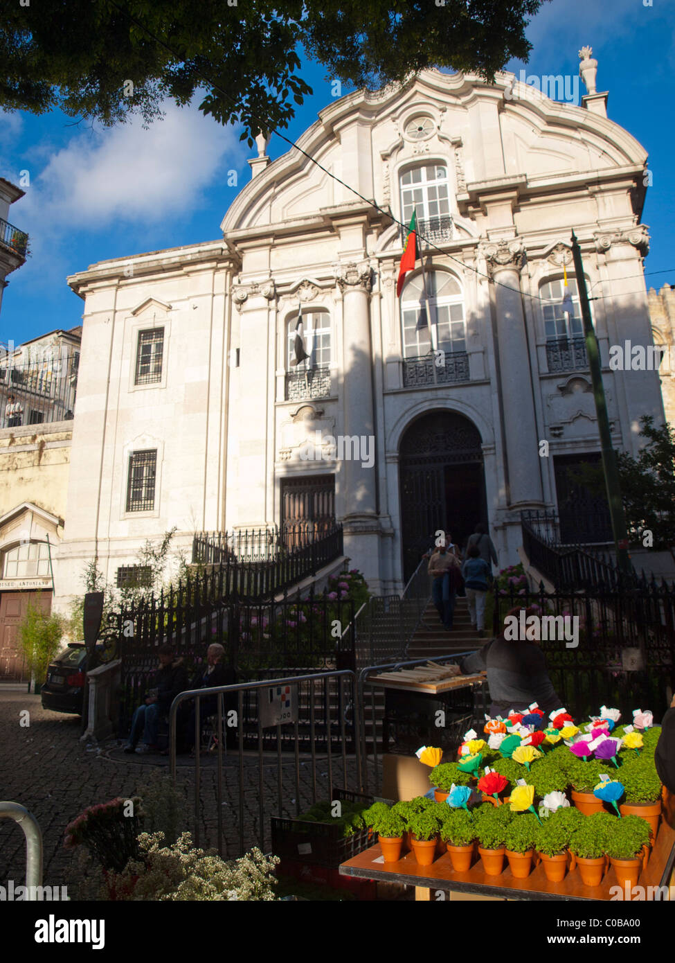 San Antonio Chiesa di Lisbona con vasi di basilico per i festeggiamenti della città Foto Stock