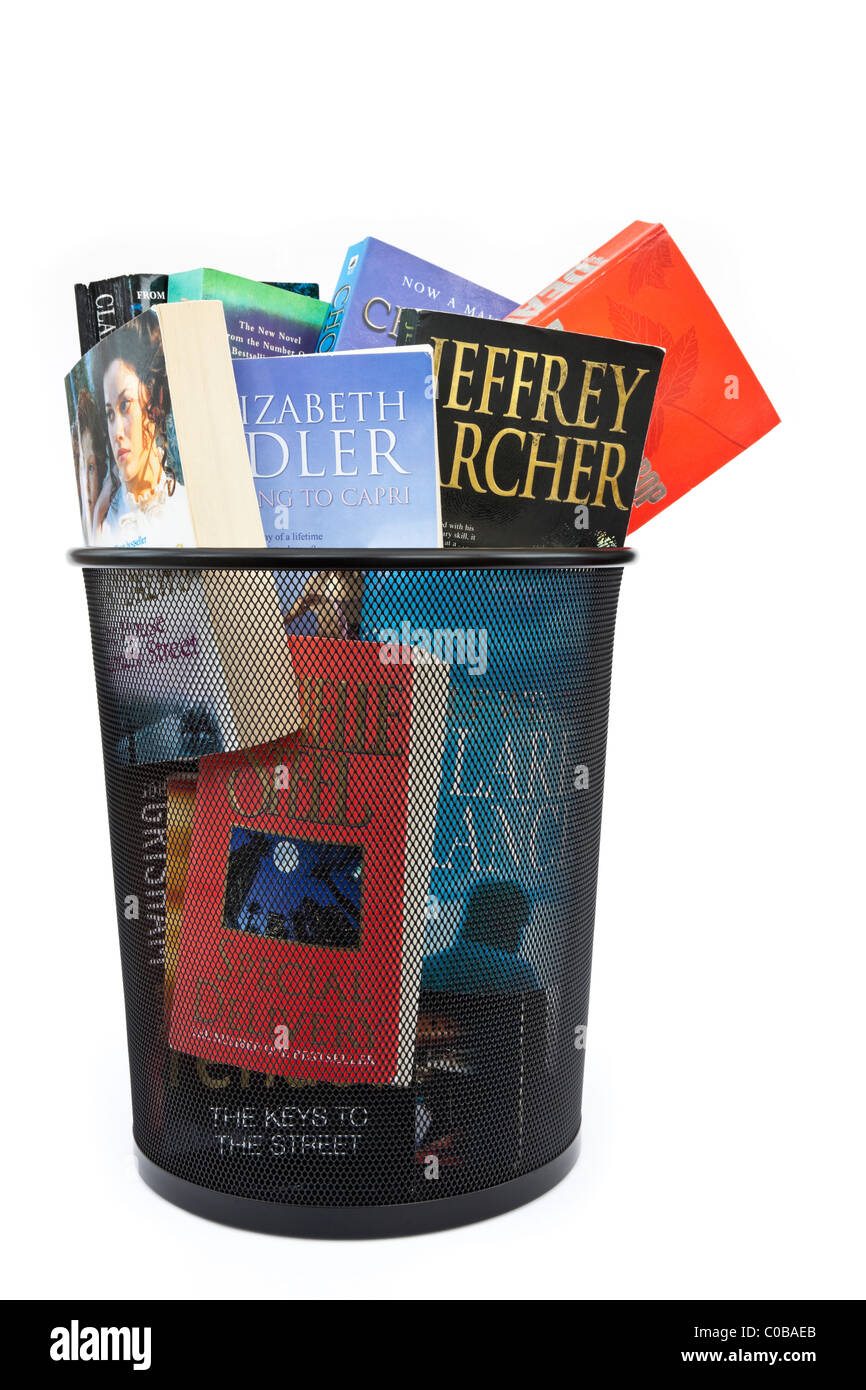 Libri in brossura gettato in un vassoio di carta straccia per illustrare la modifica delle abitudini di lettura del concetto. Inghilterra Regno Unito Gran Bretagna Foto Stock