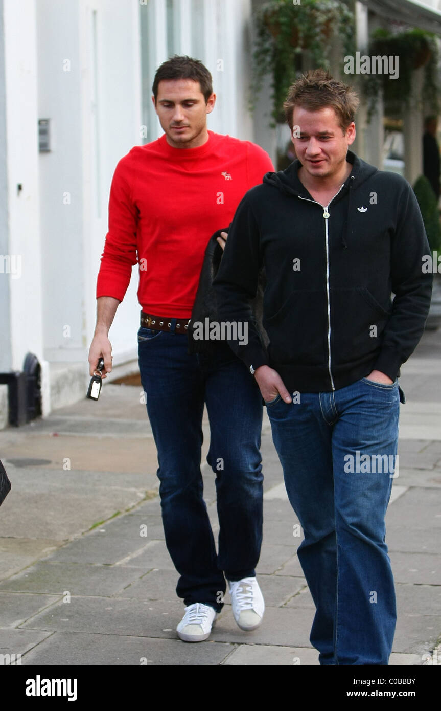 Frank Lampard Chelsea e Inghilterra giocatore di football e amico lasciando un bar nella zona ovest di Londra. Dove 'l'uno show televisivo" Foto Stock