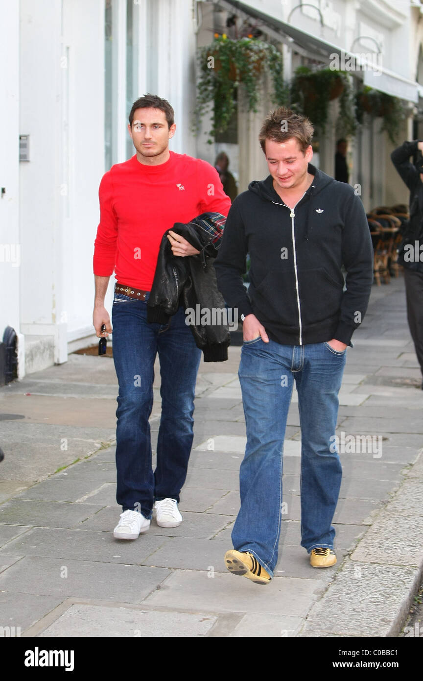 Frank Lampard Chelsea e Inghilterra giocatore di football e amico lasciando un bar nella zona ovest di Londra. Dove 'l'uno show televisivo" Foto Stock
