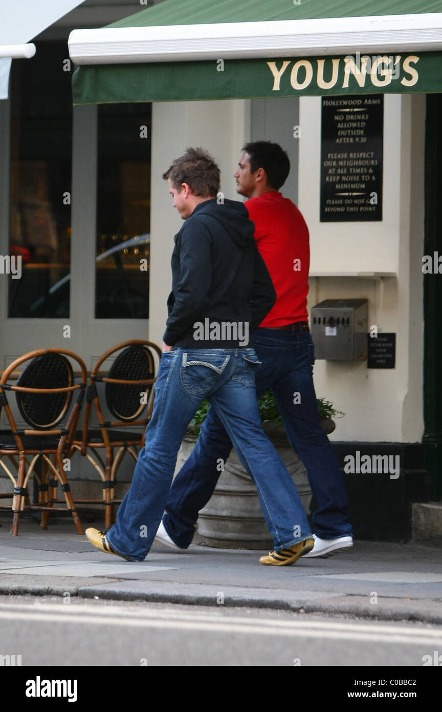 Frank Lampard Chelsea e Inghilterra giocatore di football e amico lasciando un bar nella zona ovest di Londra. Dove 'l'uno show televisivo" Foto Stock