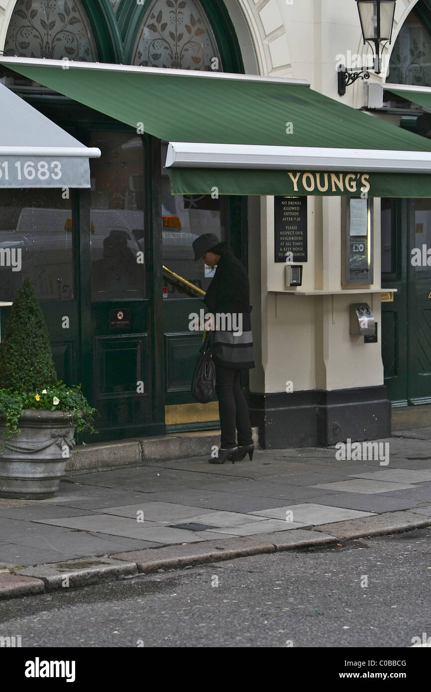 Christine Bleakley 'l'uno show' presentatore televisivo visto parcheggiare la sua vettura prima di andare a un bar nella zona ovest di Londra. Dove Foto Stock