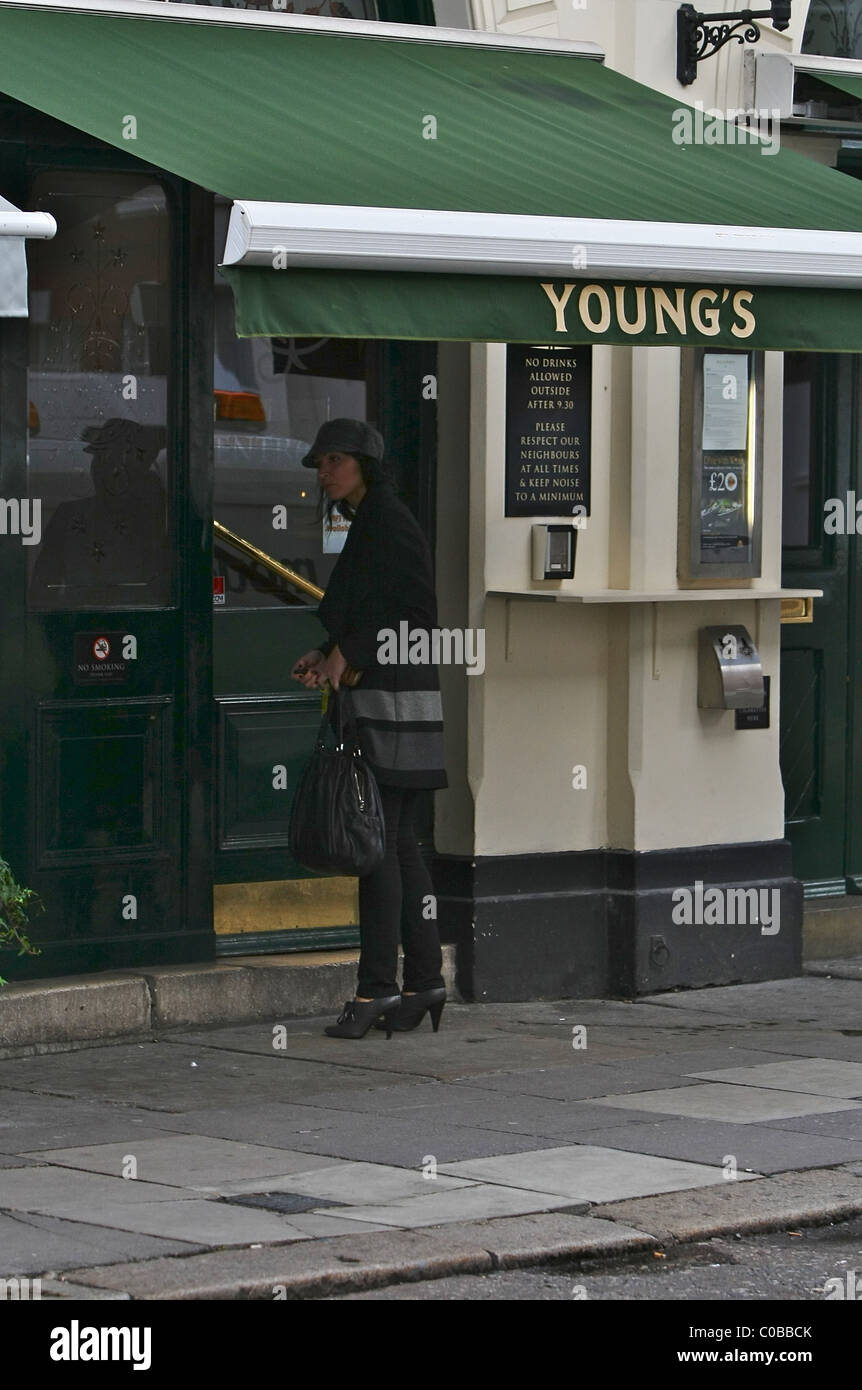 Christine Bleakley 'l'uno show' presentatore televisivo visto parcheggiare la sua vettura prima di andare a un bar nella zona ovest di Londra. Dove Foto Stock