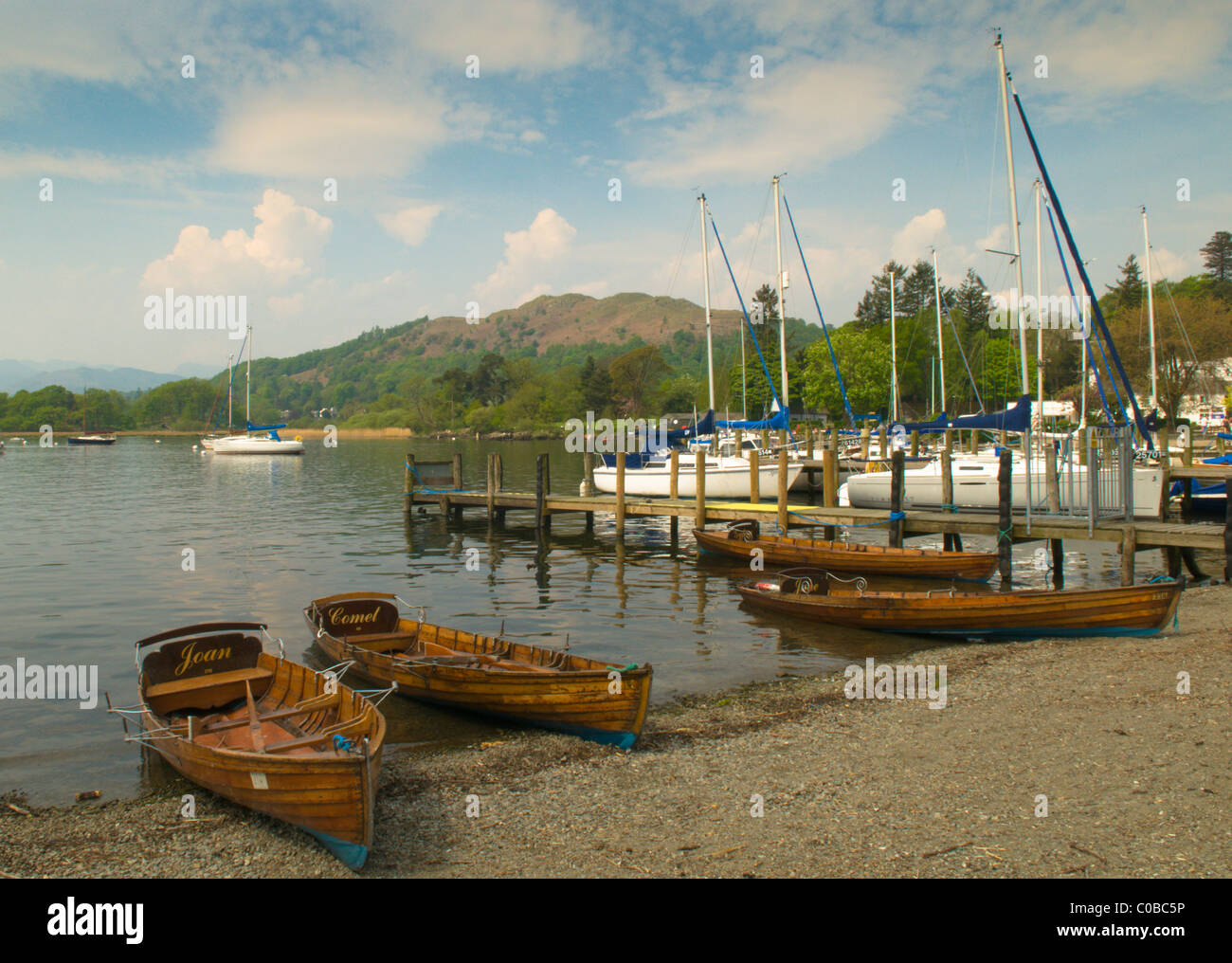 I pontili di sbarco a waterhead estremità nord del lago di Windermere, Cumbria, Regno Unito. maggio. nel distretto del lago, laghi inglesi. Foto Stock