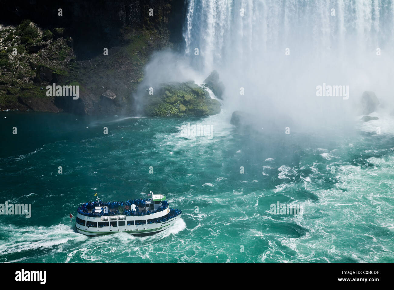 Tour in barca con i visitatori alla base delle Cascate del Niagara Foto Stock