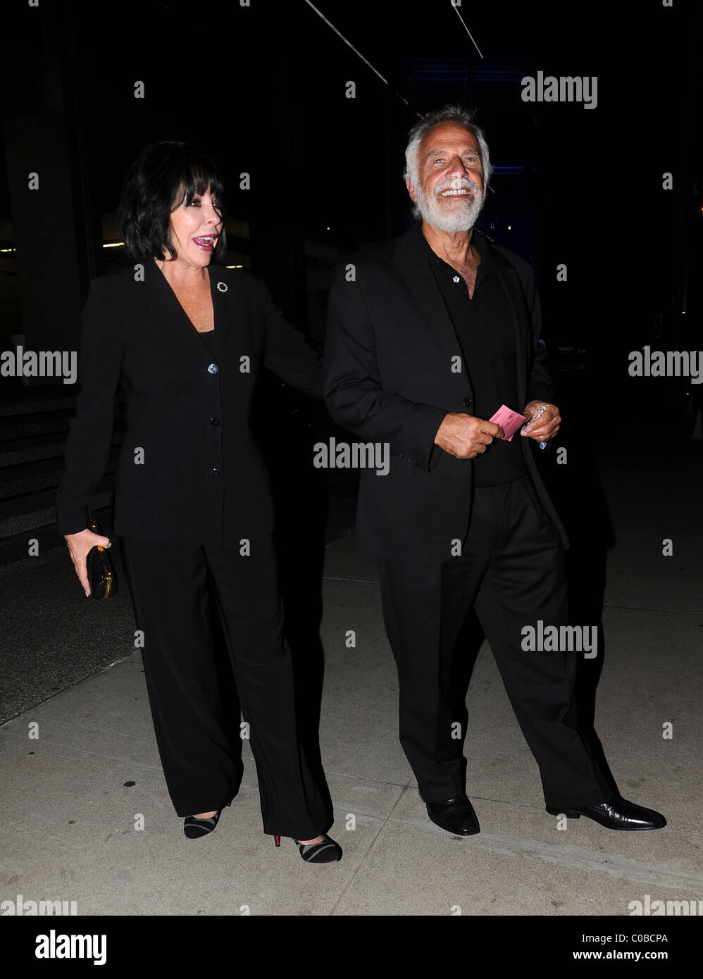 Jonathan Goldsmith e sua moglie Barbara Goldsmith lasciare Boa Ristorante e Lounge in Beverly Hills Los Angeles, California - Foto Stock