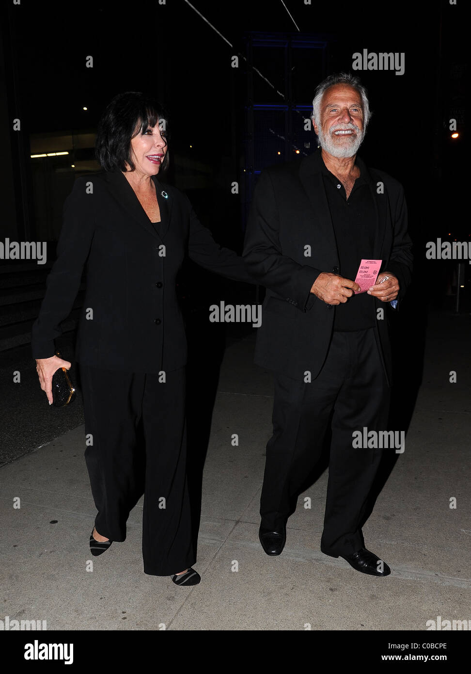 Jonathan Goldsmith e sua moglie Barbara Goldsmith lasciare Boa Ristorante e Lounge in Beverly Hills Los Angeles, California - Foto Stock