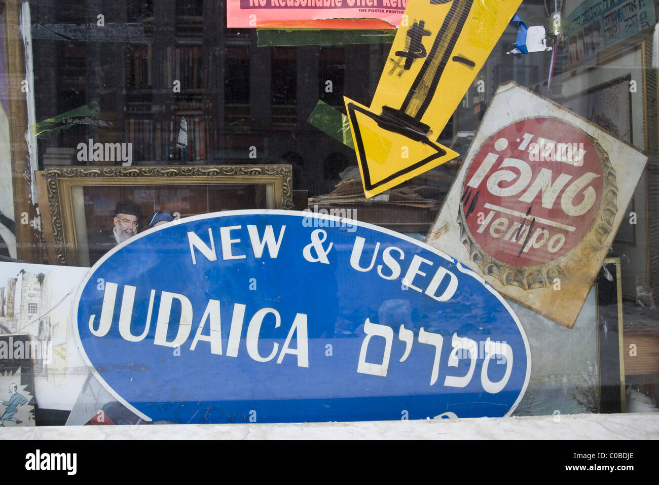 Libreria ebraica in Borough Park, Brooklyn vende anche Shaimos santa o articoli. Foto Stock