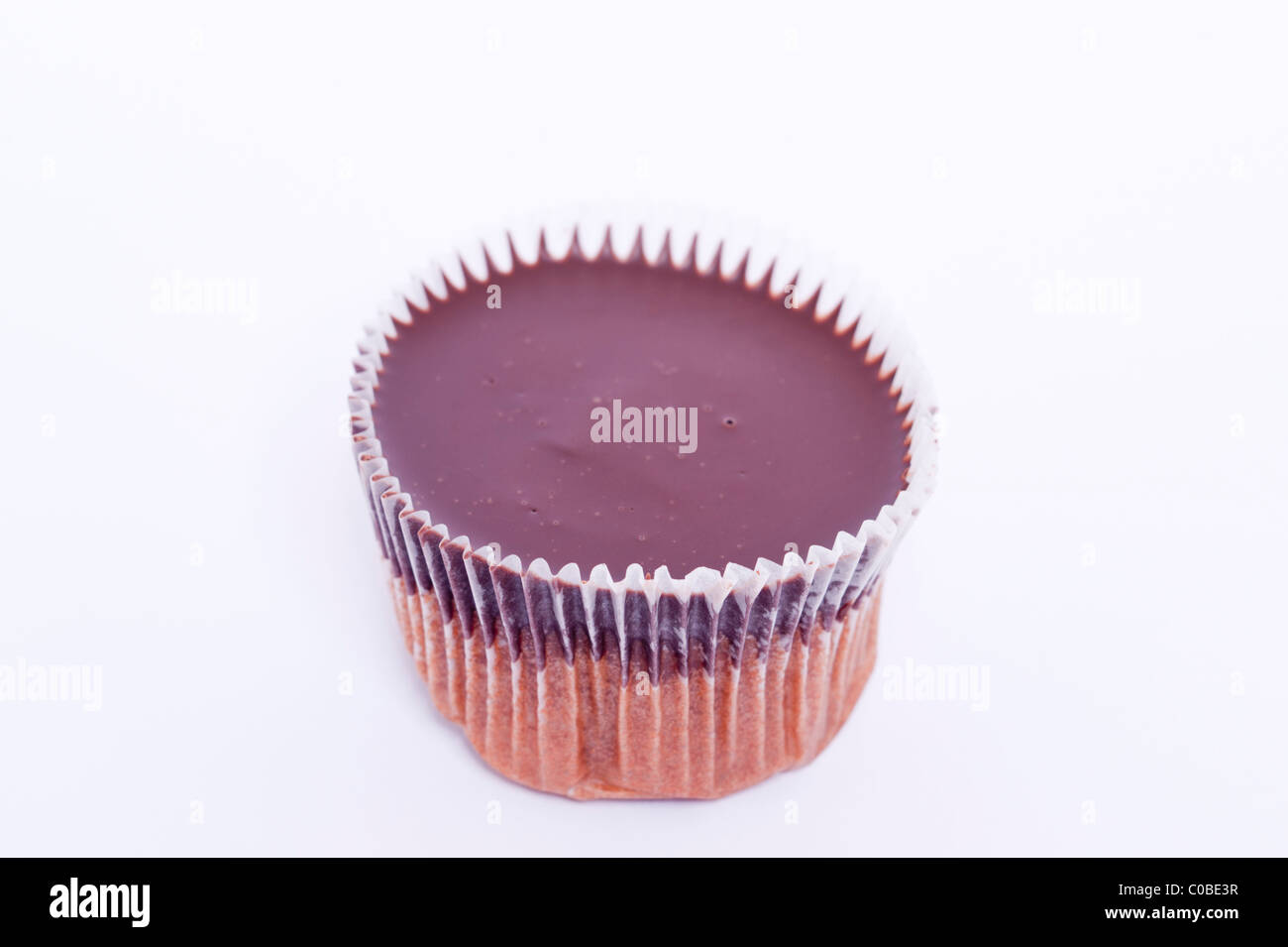 Una tazza di cioccolato torta su sfondo bianco Foto Stock