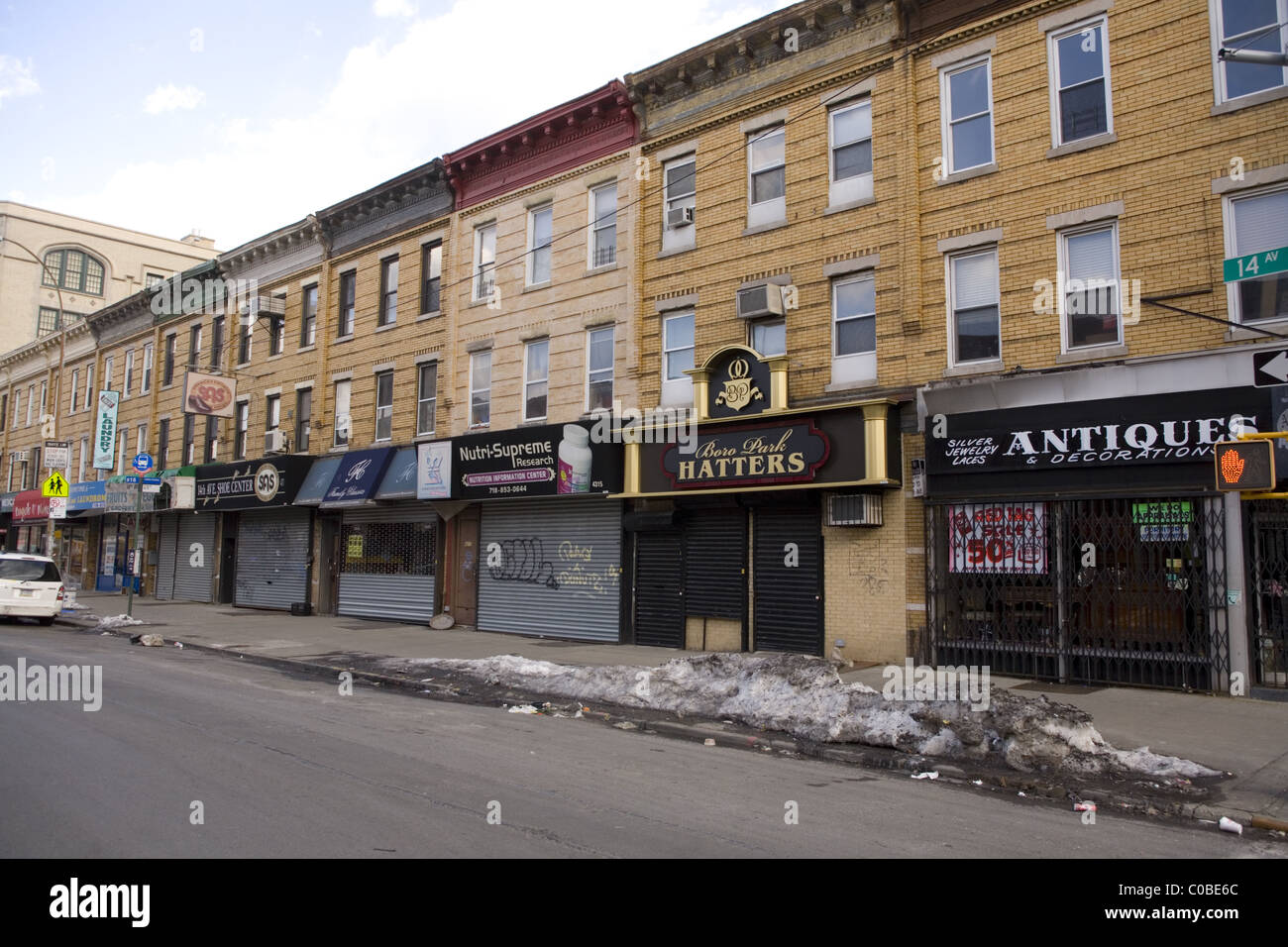 Le strade commerciali di solito vivace Borough Park sezione di Brooklyn sono virtuali città fantasma durante il sabato ebraico. Foto Stock