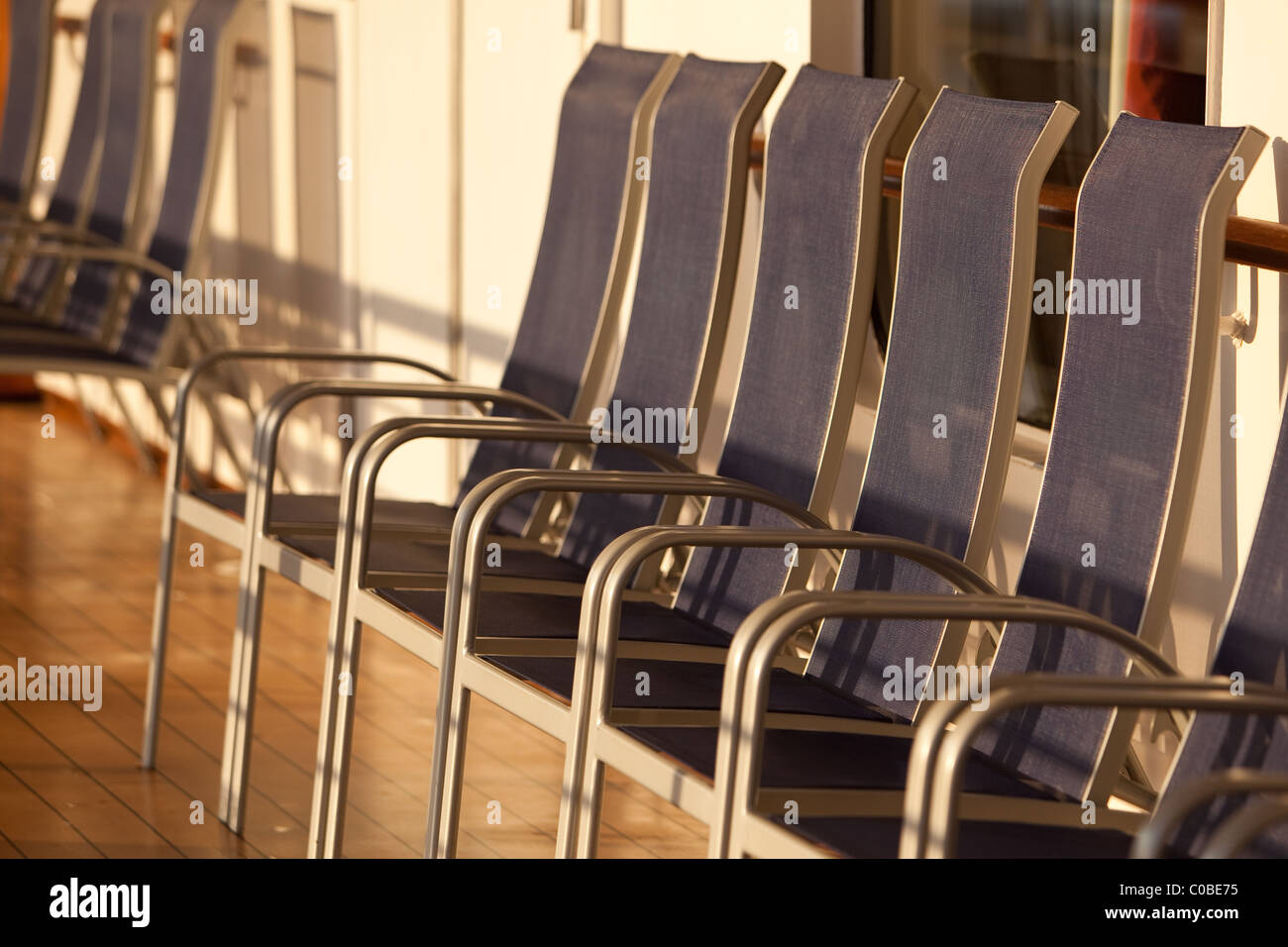 Comodi posti a sedere sul ponte della prom di nave passeggeri Ventura. Foto Stock