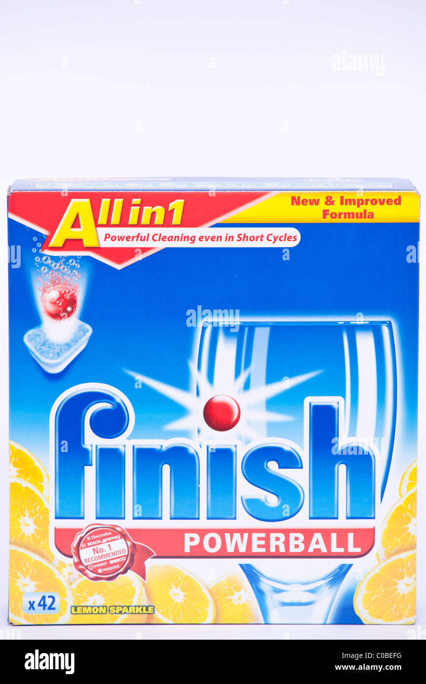 Una scatola di finish powerball tutto in uno le pasticche per lavastoviglie su sfondo bianco Foto Stock