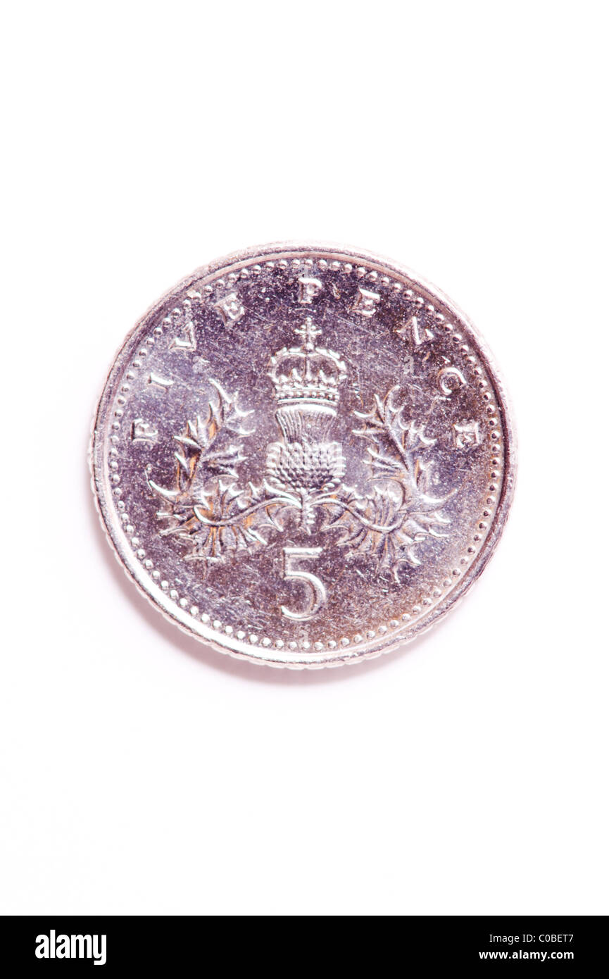 5 pence 5p moneta dalla valuta inglese su sfondo bianco Foto Stock