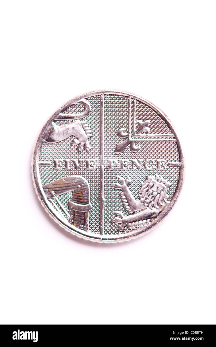 5 pence 5p moneta dalla valuta inglese su sfondo bianco Foto Stock