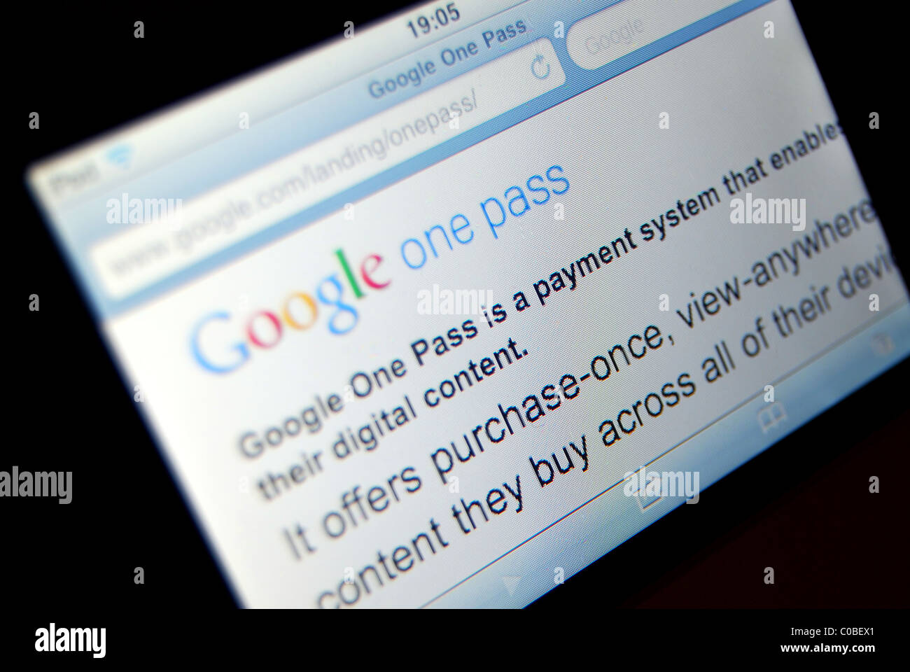 Illustrazione della foto di un Apple Ipod utilizzando la funzione di ricerca di Google per visualizzare le informazioni relative a notizie di Google One Pass Foto Stock