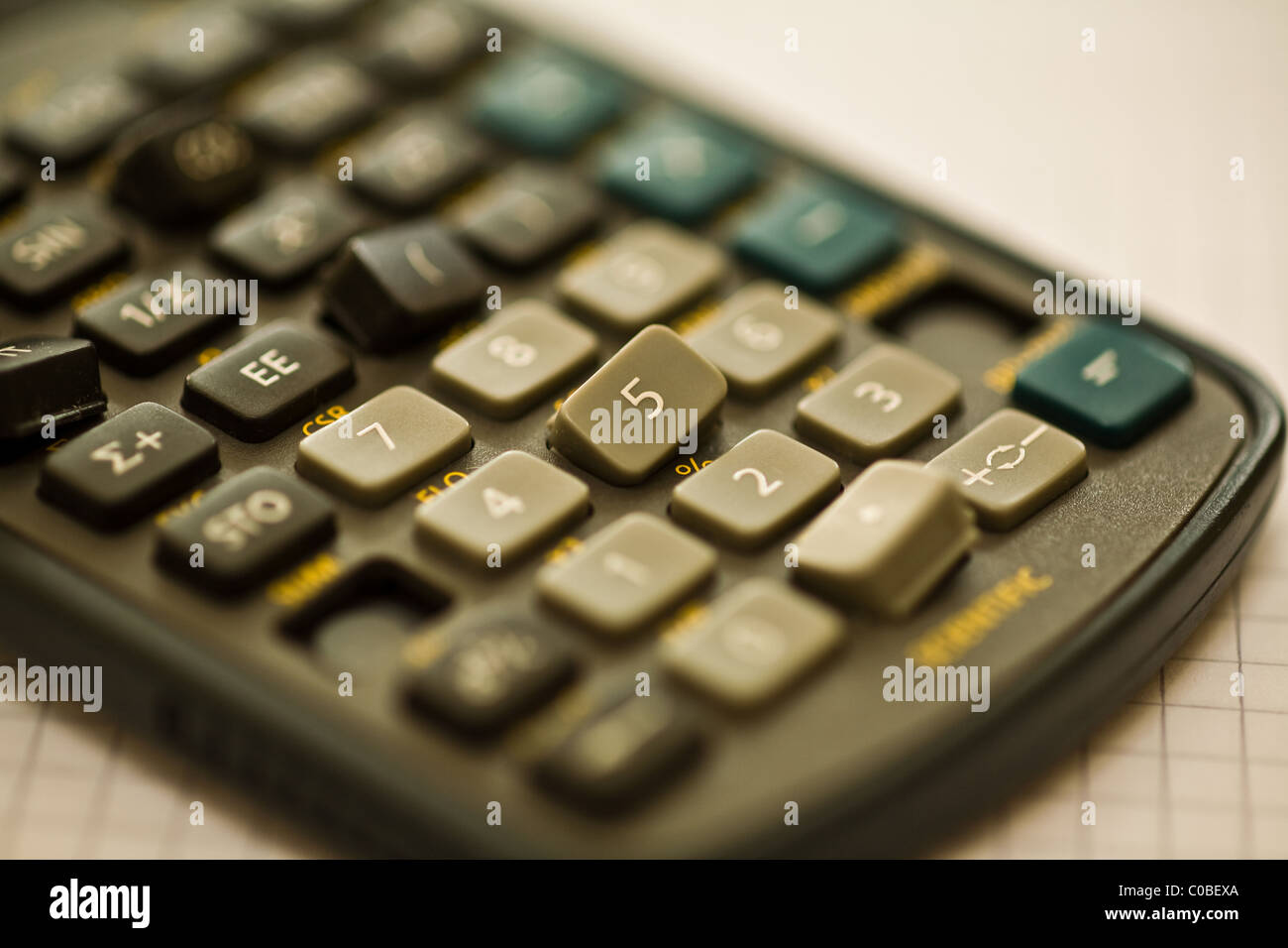 Una calcolatrice con tasti rotti nella messa a fuoco selettiva Foto Stock