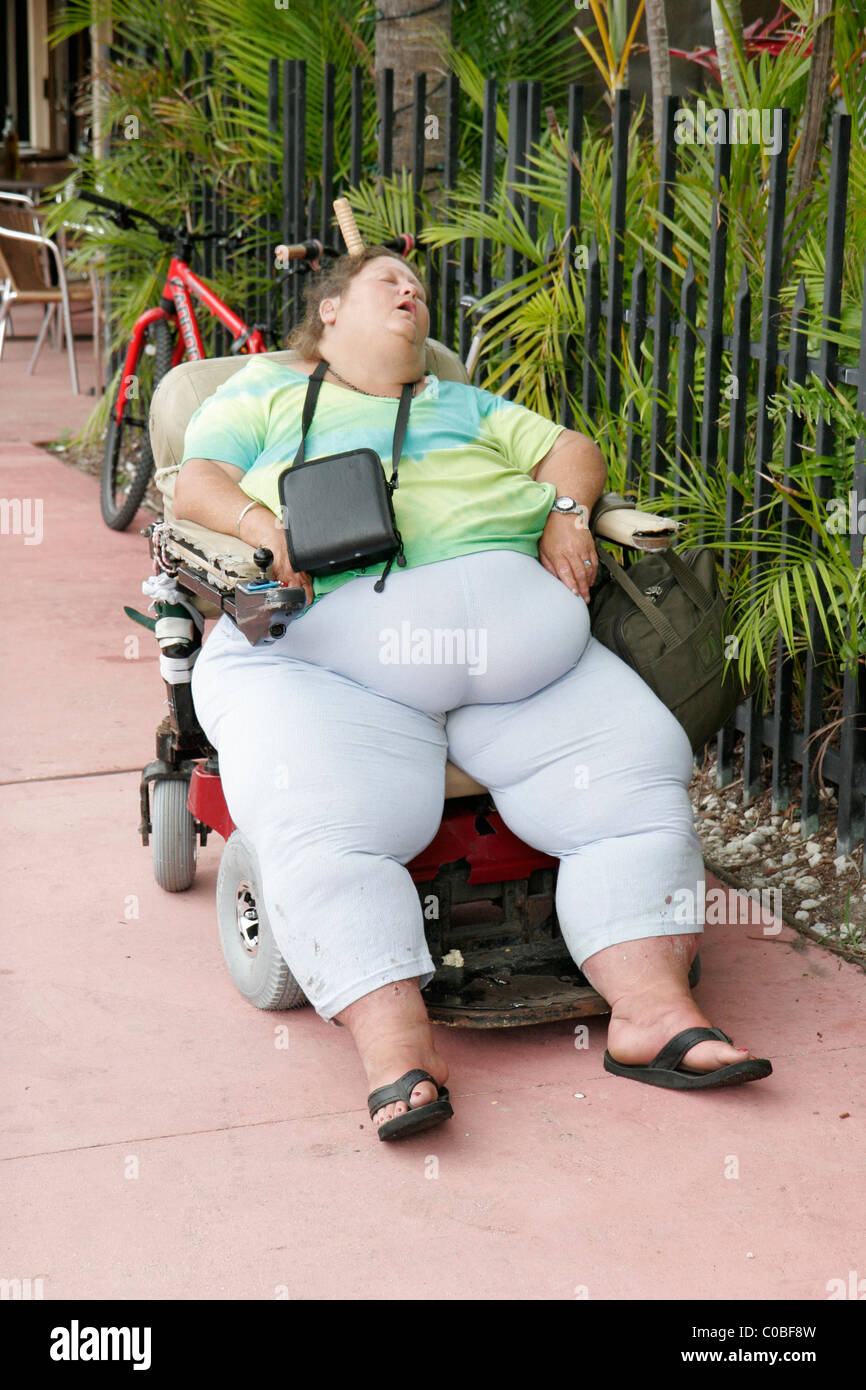 Miami Beach Florida, sovrappeso obesità obese grasso plump pesante stout rotund, obese, grasso, donna donne donne, sedia a rotelle elettrica, dormire, marciapiede, salute, un Foto Stock