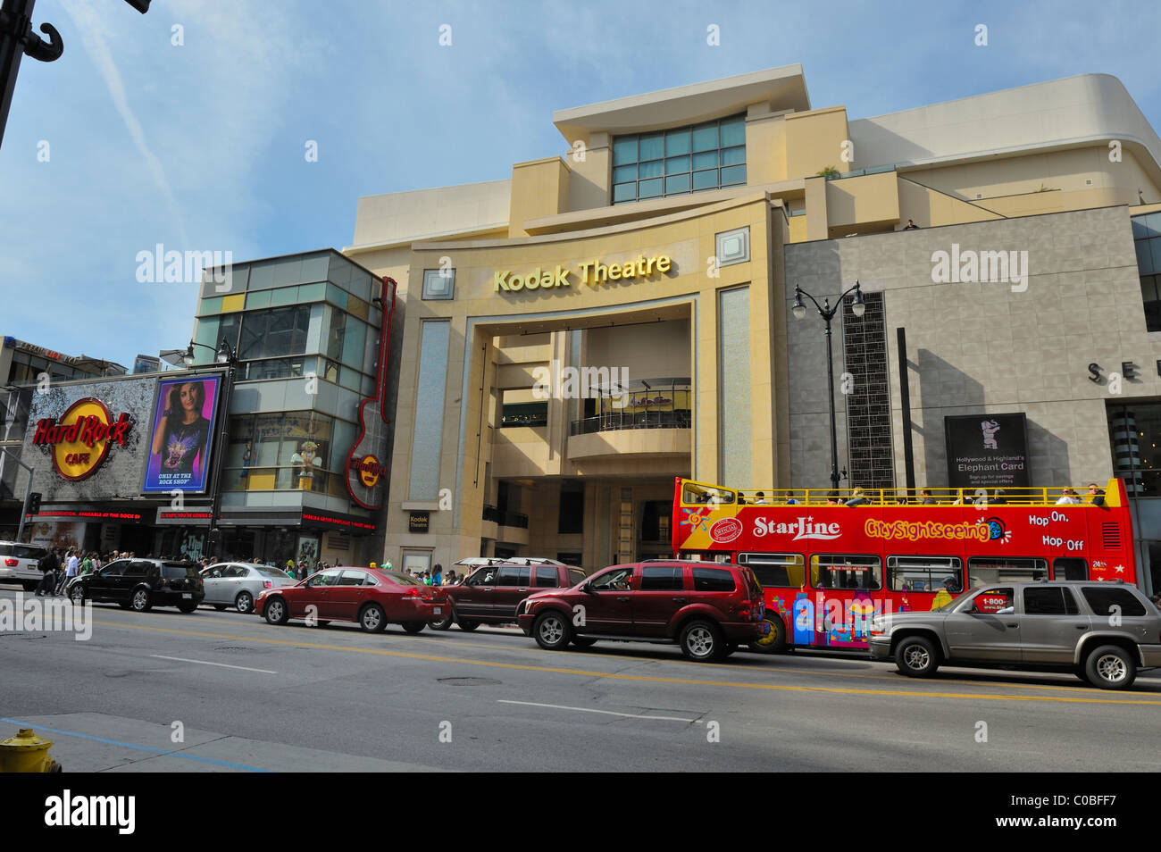 HOLLYWOOD - Aprile 2: Tour bus Hollywood Boulevard vicino a Kodak Theatre dove Academy Awards Oscar aka detenute e l'Hard Rock Cafe. Foto Stock