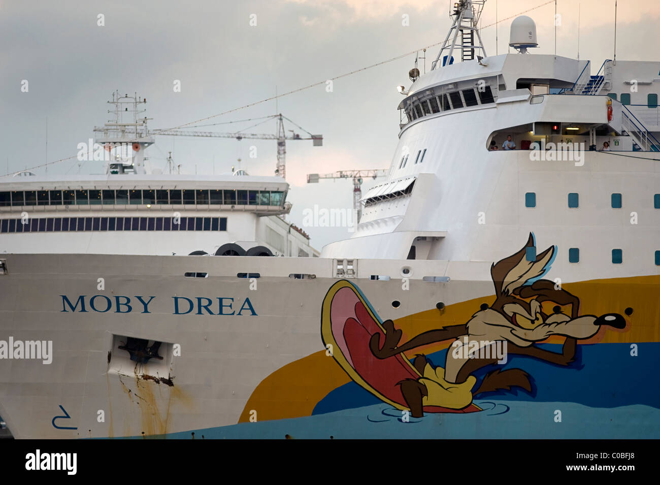 La nave di crociera con coyote su di esso, Genova, Italia Foto stock - Alamy