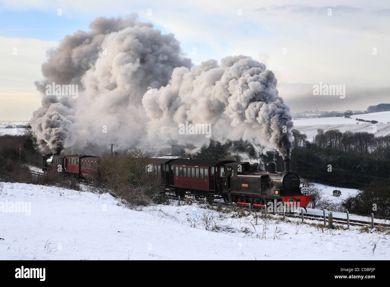 La Santa speciale o Polar Express sul Tanfield Railway in esecuzione attraverso un paesaggi innevati. Inghilterra del nord est, Foto Stock