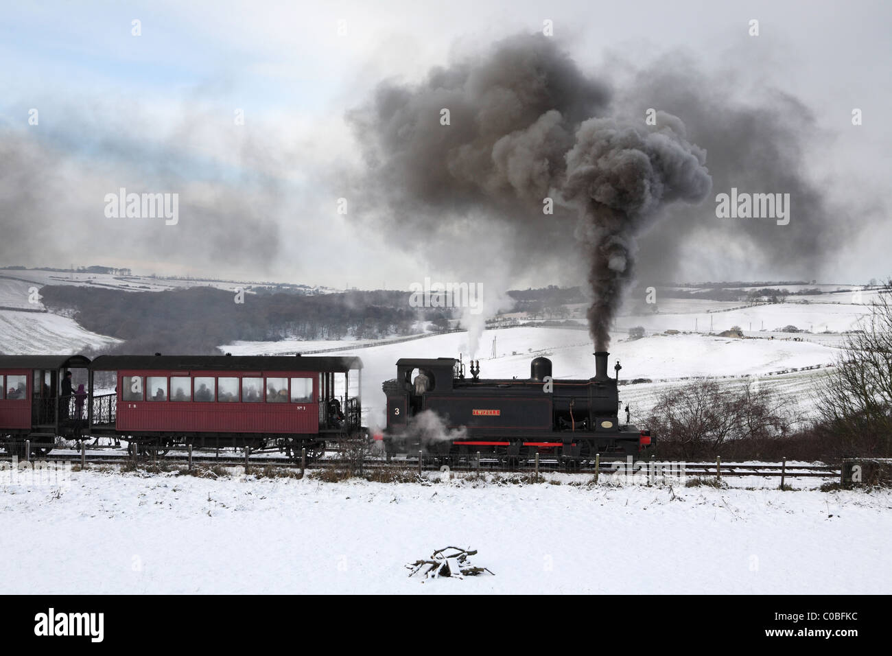 La Santa speciale o Polar Express sul Tanfield Railway in piedi in un paesaggi innevati. Inghilterra del nord est, Foto Stock