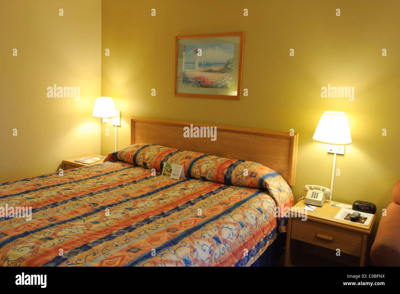 Hotel semplice camera con un letto king size e divano. Foto Stock