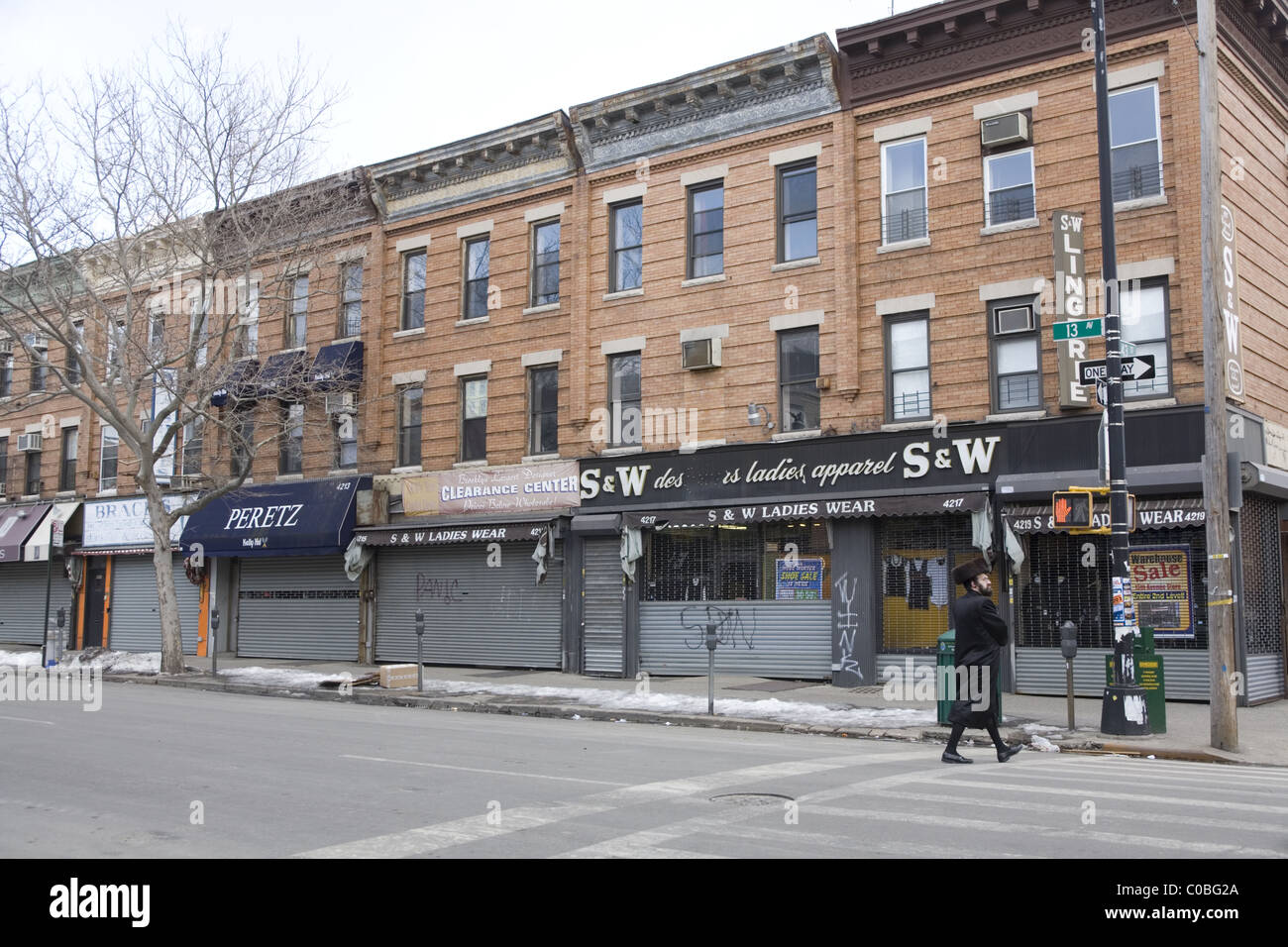 Le strade commerciali di solito vivace Borough Park sezione di Brooklyn sono virtuali città fantasma durante il sabato ebraico. Foto Stock