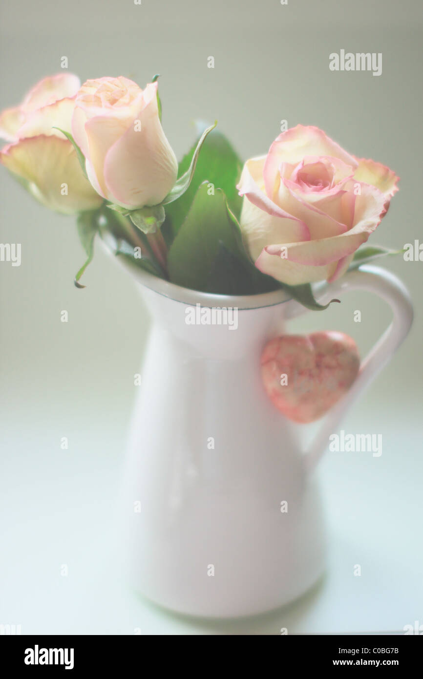 Vintage Roses in una brocca Foto Stock