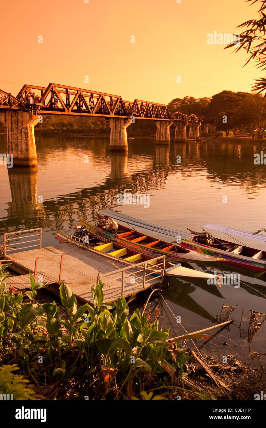 Saphan Mae Nam Khwae (Ponte sul Fiume Kwai) al tramonto, Kanchanaburi Thailandia Foto Stock