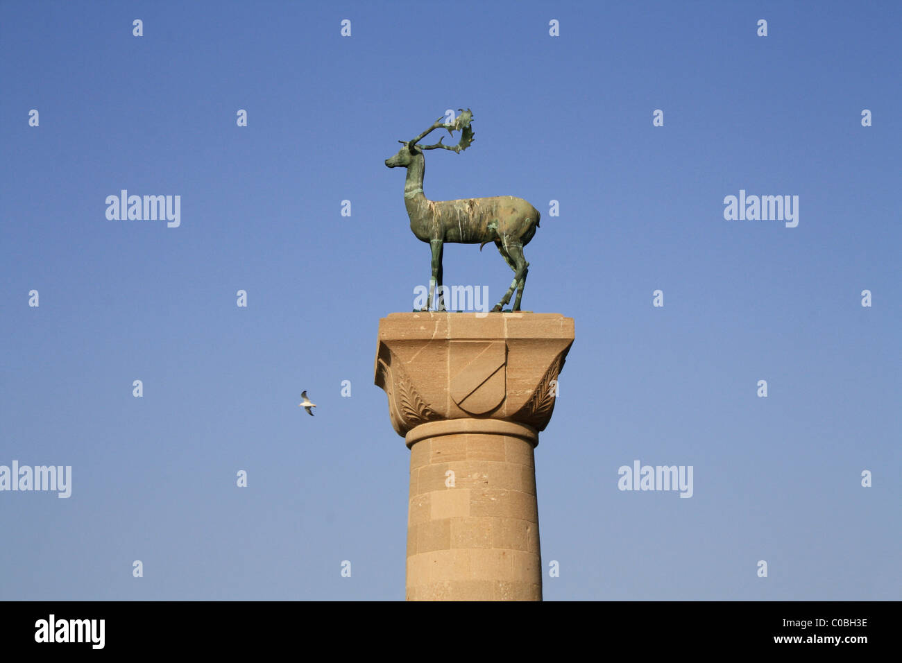 Statua di cervo, Mandraki Harbour, Rodi, Grecia Foto Stock